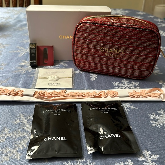 NEW Chanel Tweed Limited Edition Holiday red gold Beauty MakeUp Cosmetic Bag Red - Picture 1 of 11